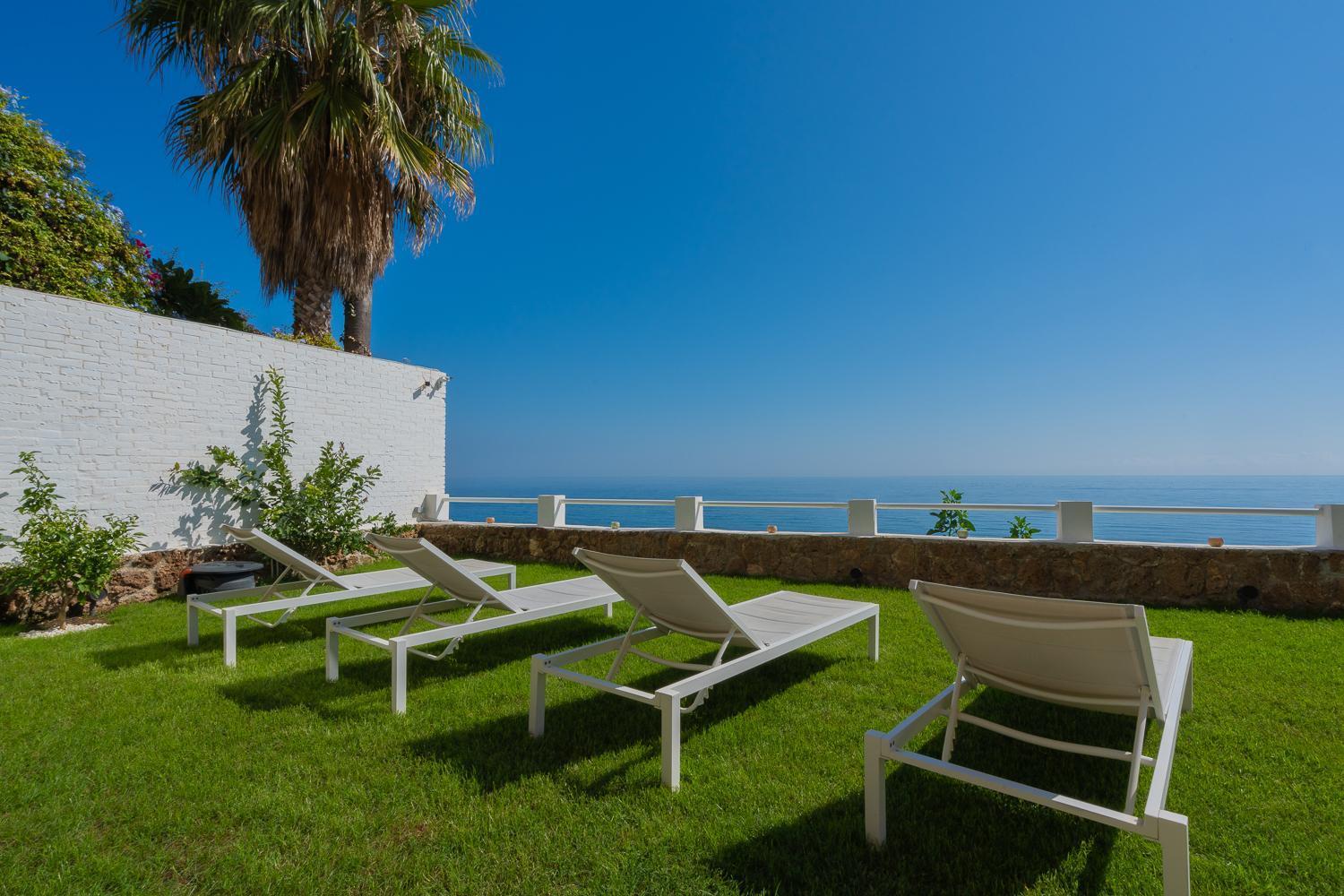 Апартаменты Private 250Sqm Garden Duplex, Jacuzzi, Cinema, Sea View Escape Торремолинос Экстерьер фото