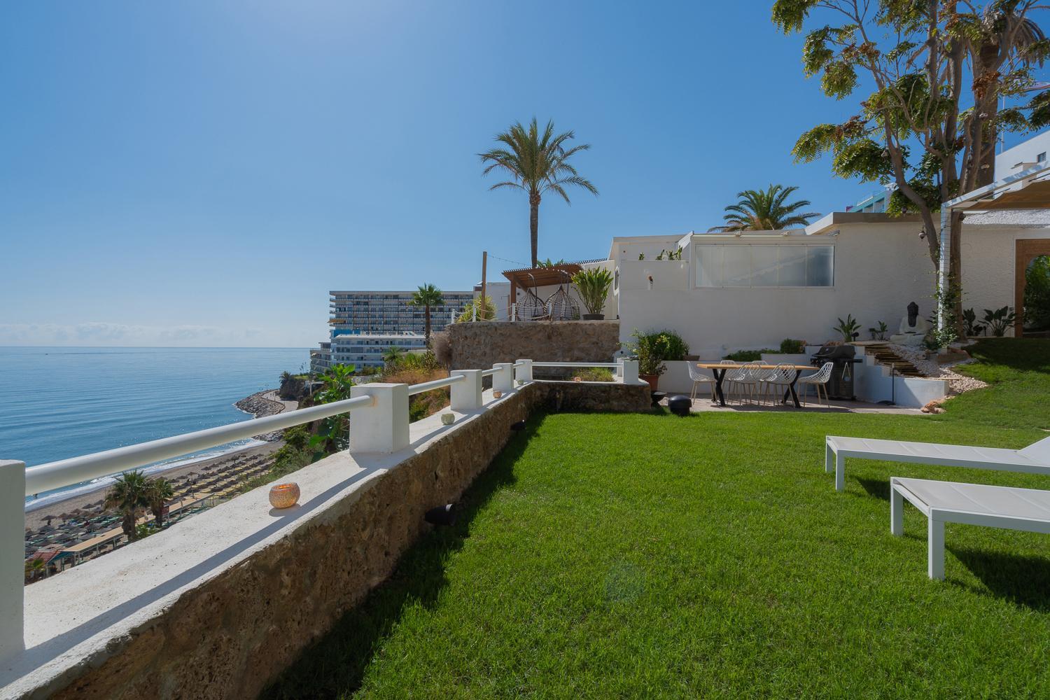 Апартаменты Private 250Sqm Garden Duplex, Jacuzzi, Cinema, Sea View Escape Торремолинос Экстерьер фото