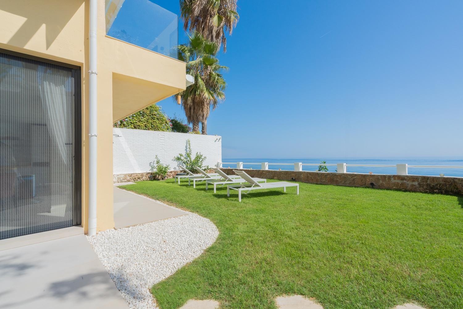 Апартаменты Private 250Sqm Garden Duplex, Jacuzzi, Cinema, Sea View Escape Торремолинос Экстерьер фото