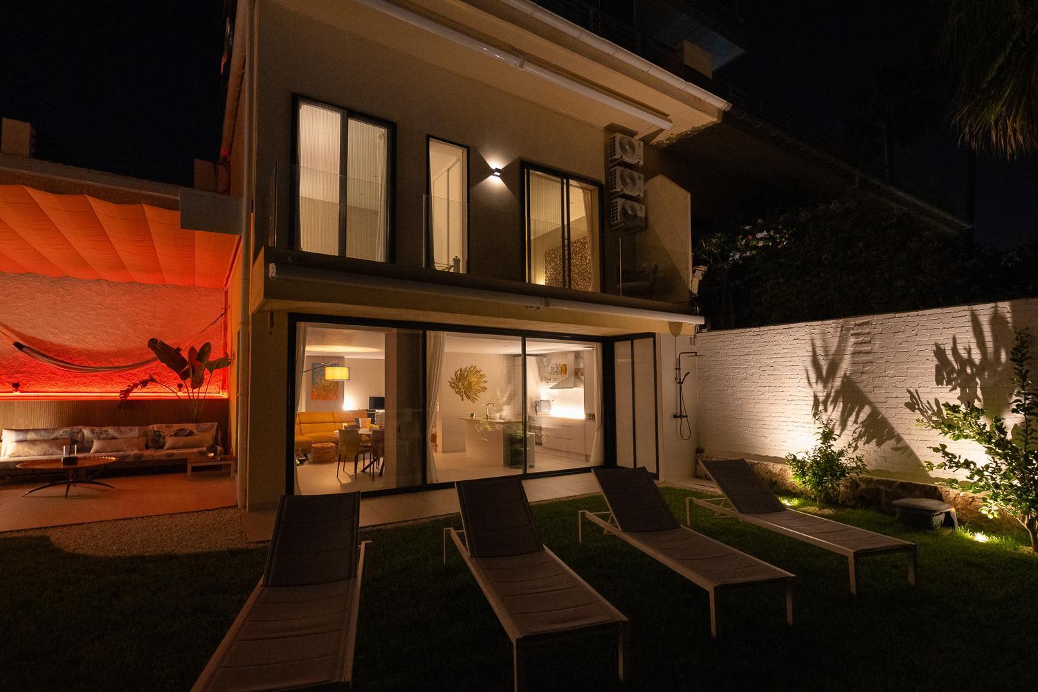 Апартаменты Private 250Sqm Garden Duplex, Jacuzzi, Cinema, Sea View Escape Торремолинос Экстерьер фото