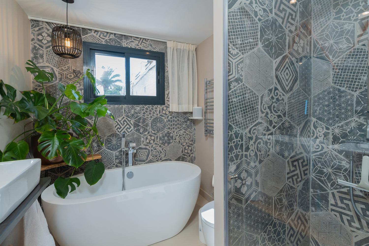 Апартаменты Private 250Sqm Garden Duplex, Jacuzzi, Cinema, Sea View Escape Торремолинос Экстерьер фото