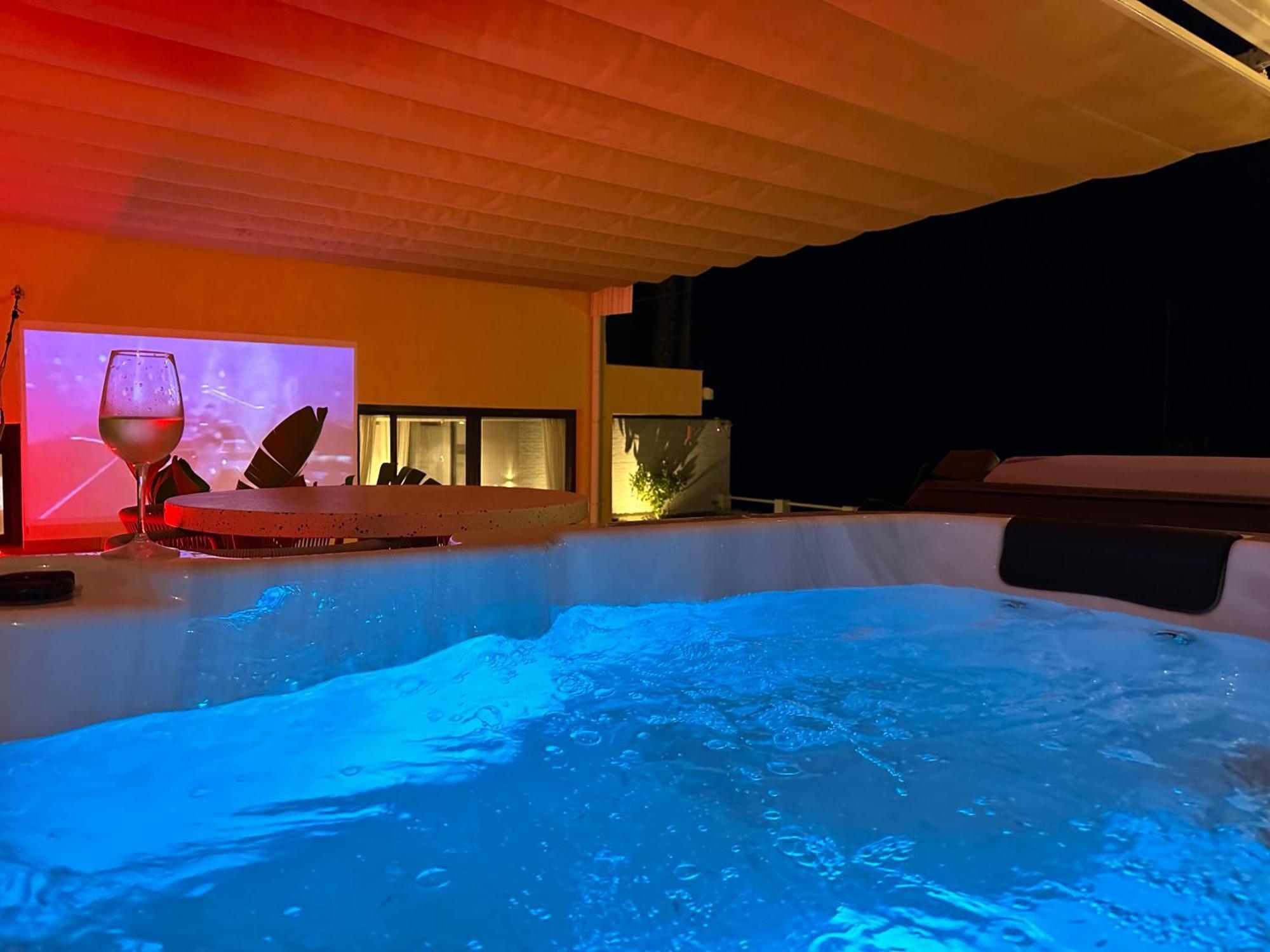 Апартаменты Private 250Sqm Garden Duplex, Jacuzzi, Cinema, Sea View Escape Торремолинос Экстерьер фото